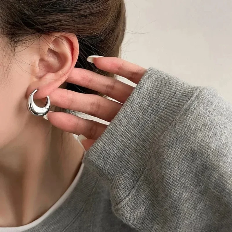 Modische, runde Creolen aus glattem Edelstahl für Damen und Mädchen – Statement-Ohrringe im Punk-Stil