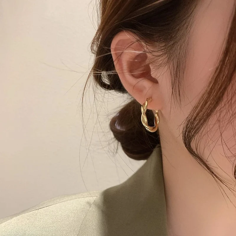 Neue Kreis Schnur Wendungen Hoop Ohrring für Frauen Einfache Temperament Übertreibung Gold Farbe Metall Ohr Schmuck Geschenk Aros