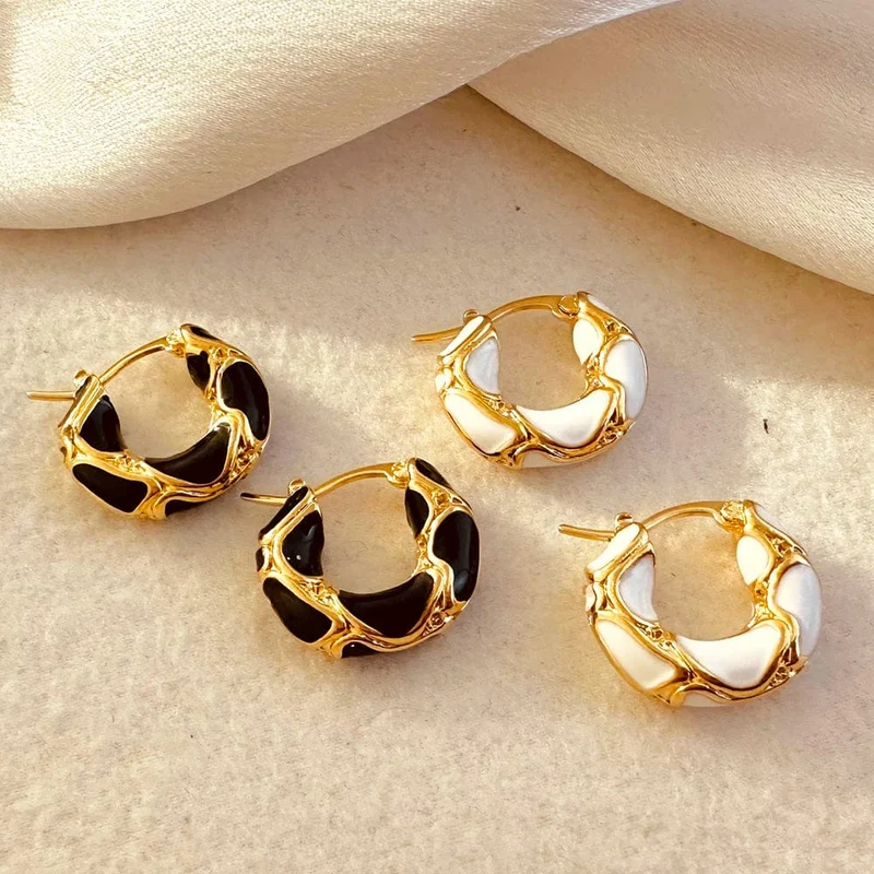 Neue trendige kleine Creolen in Emaille-Farbe mit Metallstruktur für Frauen, vergoldete Statement-Ohrschnalle, kreativer Schmuck, Geschenke