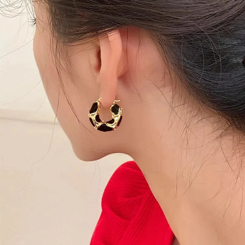 Neue trendige kleine Creolen in Emaille-Farbe mit Metallstruktur für Frauen, vergoldete Statement-Ohrschnalle, kreativer Schmuck, Geschenke