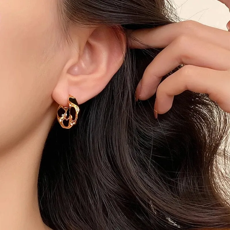 Neue trendige kleine Creolen in Emaille-Farbe mit Metallstruktur für Frauen, vergoldete Statement-Ohrschnalle, kreativer Schmuck, Geschenke