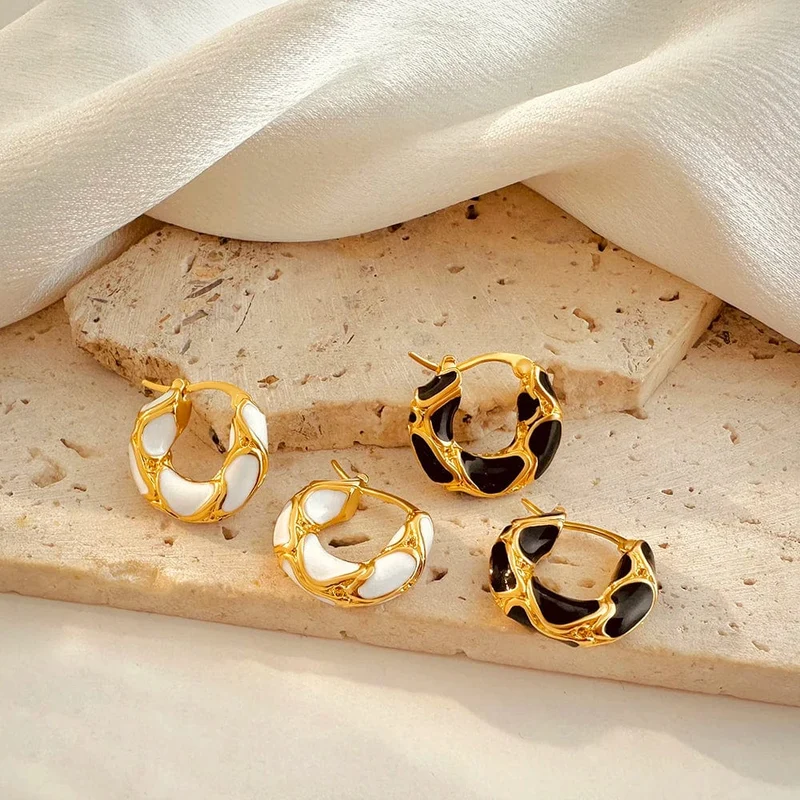 Neue trendige kleine Creolen in Emaille-Farbe mit Metallstruktur für Frauen, vergoldete Statement-Ohrschnalle, kreativer Schmuck, Geschenke