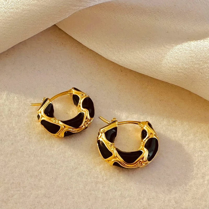 Neue trendige kleine Creolen in Emaille-Farbe mit Metallstruktur für Frauen, vergoldete Statement-Ohrschnalle, kreativer Schmuck, Geschenke