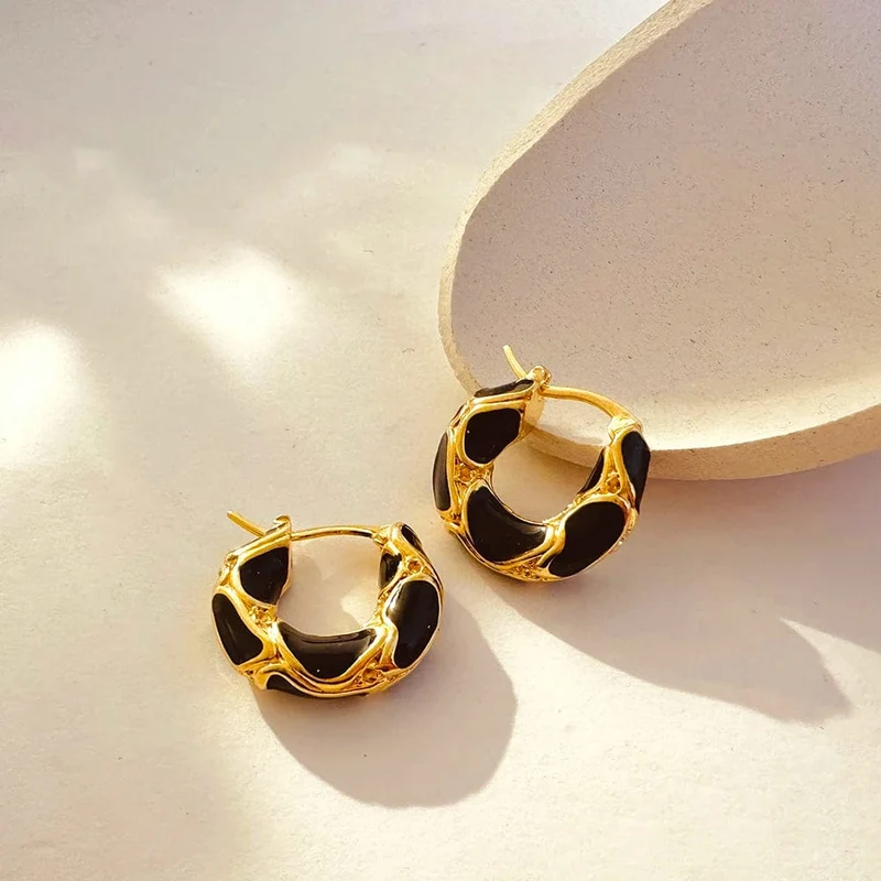 Neue trendige kleine Creolen in Emaille-Farbe mit Metallstruktur für Frauen, vergoldete Statement-Ohrschnalle, kreativer Schmuck, Geschenke