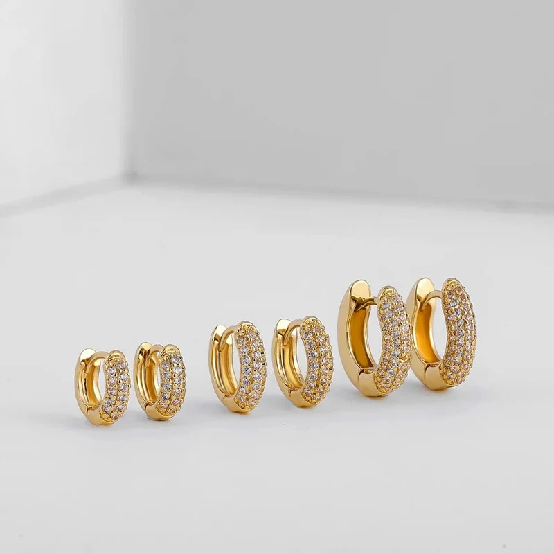Neue vergoldete Huggie-Ohrringe mit CZ-Zirkon, dünne Ohrreifen, Knorpelohrring für Frauen, runder, minimaler Ohrring-Piercingschmuck