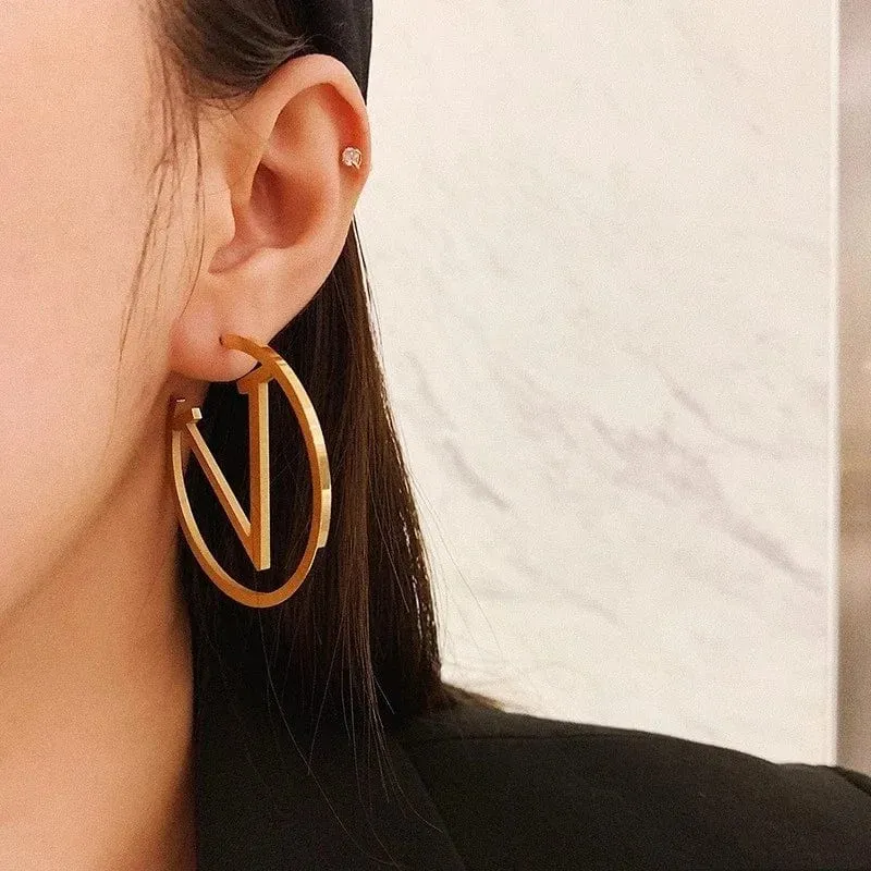 2024 neue Trends V Brief Hoop Ohrringe Für Frauen Edelstahl Ohrringe Punk Runde Ohr Schmuck Geschenk