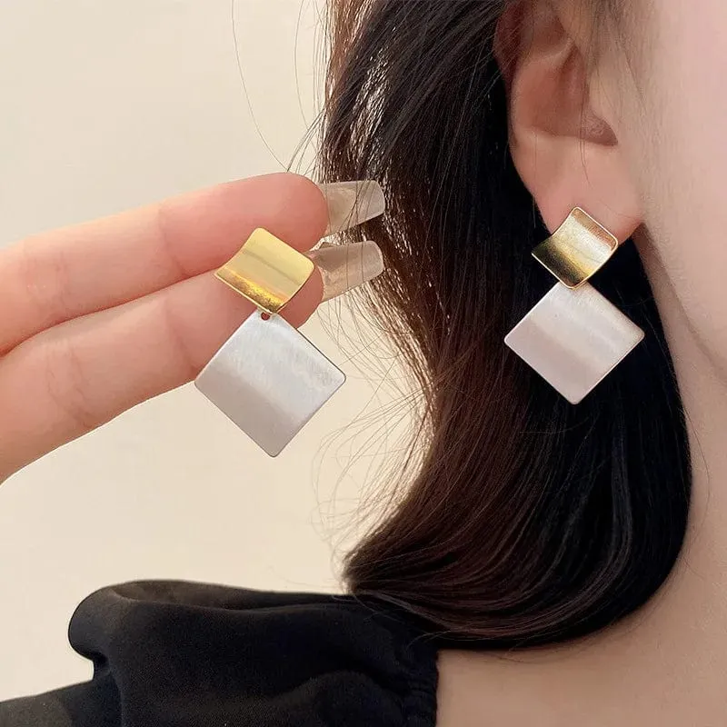 2023 Chic Herz Huggie Hoop Ohrringe Asymmetrische Große Ohrringe Für Frauen Neue Gold Farbe Mode Schmuck Mädchen Geschenk