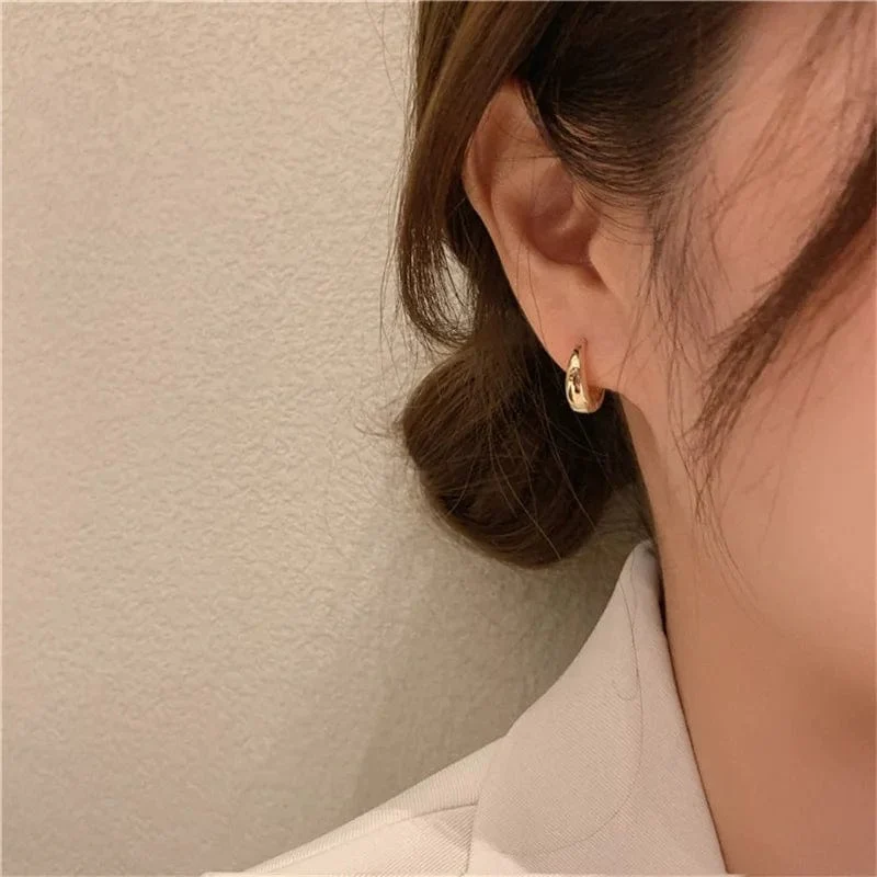 Huitan Modische Creolen aus Metall für Damen, schlicht, vielseitig, für den Alltag, Ohr-Accessoires für junge Mädchen, Statement-Schmuck