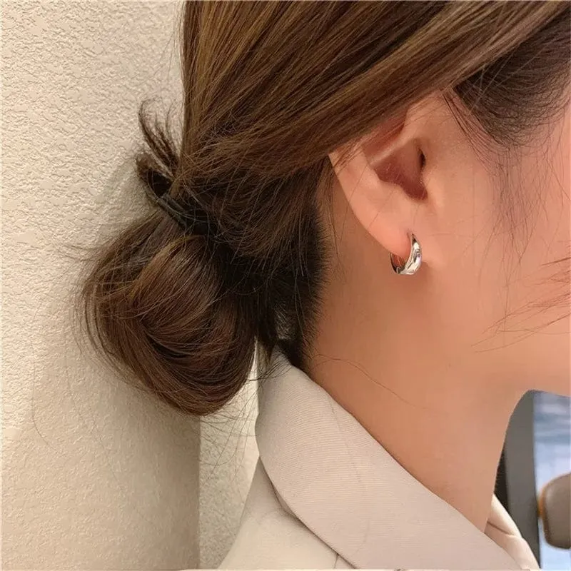 Huitan Modische Creolen aus Metall für Damen, schlicht, vielseitig, für den Alltag, Ohr-Accessoires für junge Mädchen, Statement-Schmuck
