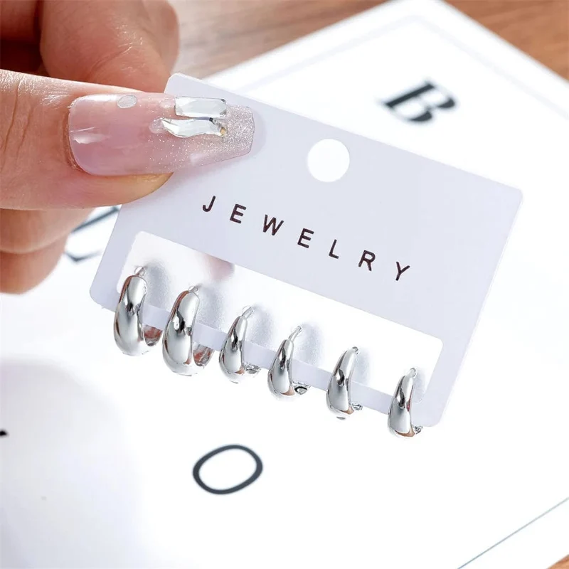 6-teiliges Set schicker, glänzender, goldplattierter ovaler Creolen aus Kupfermetall für Damen und Teenager – perfekt für jeden Tag und jeden Tag. Die stapelbaren Creolen sind ein echter Hingucker.