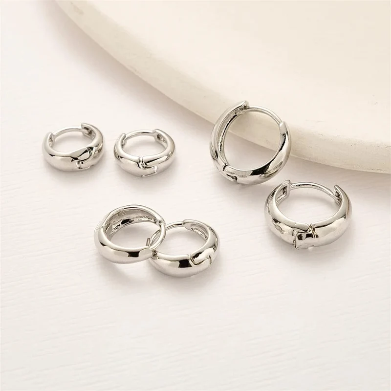 6-teiliges Set schicker, glänzender, goldplattierter ovaler Creolen aus Kupfermetall für Damen und Teenager – perfekt für jeden Tag und jeden Tag. Die stapelbaren Creolen sind ein echter Hingucker.