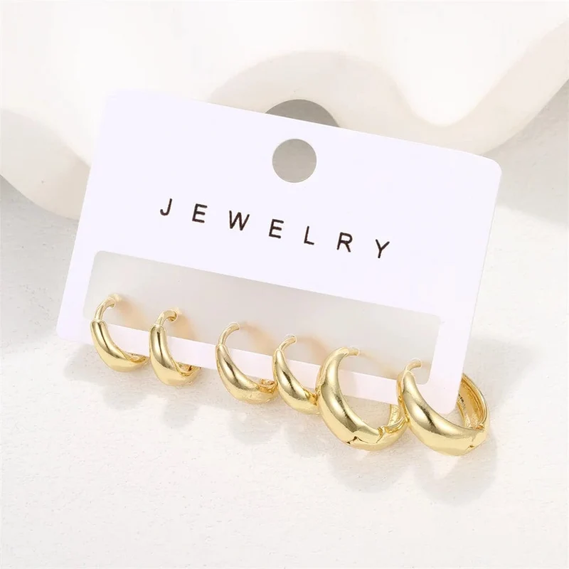 6-teiliges Set schicker, glänzender, goldplattierter ovaler Creolen aus Kupfermetall für Damen und Teenager – perfekt für jeden Tag und jeden Tag. Die stapelbaren Creolen sind ein echter Hingucker.