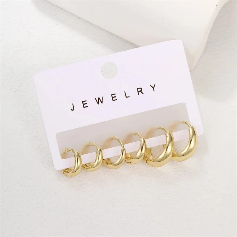 6-teiliges Set schicker, glänzender, goldplattierter ovaler Creolen aus Kupfermetall für Damen und Teenager – perfekt für jeden Tag und jeden Tag. Die stapelbaren Creolen sind ein echter Hingucker.