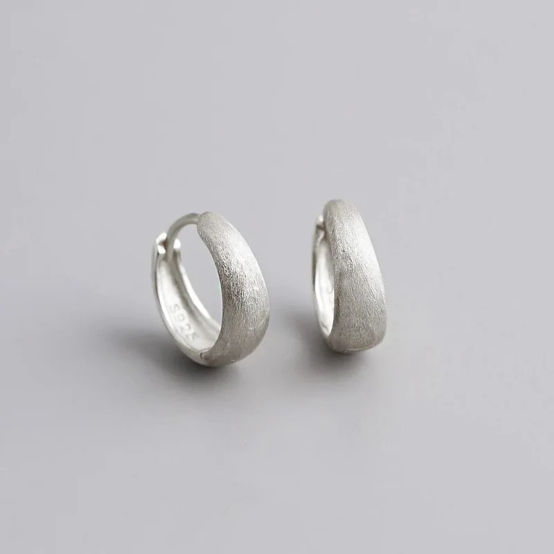 WANTME 925 Sterling Silber Einfache Breite Huggies Gothic Creolen für Frauen Europäische Unisex Piercing Rock Schmuck Ohr Schnallen