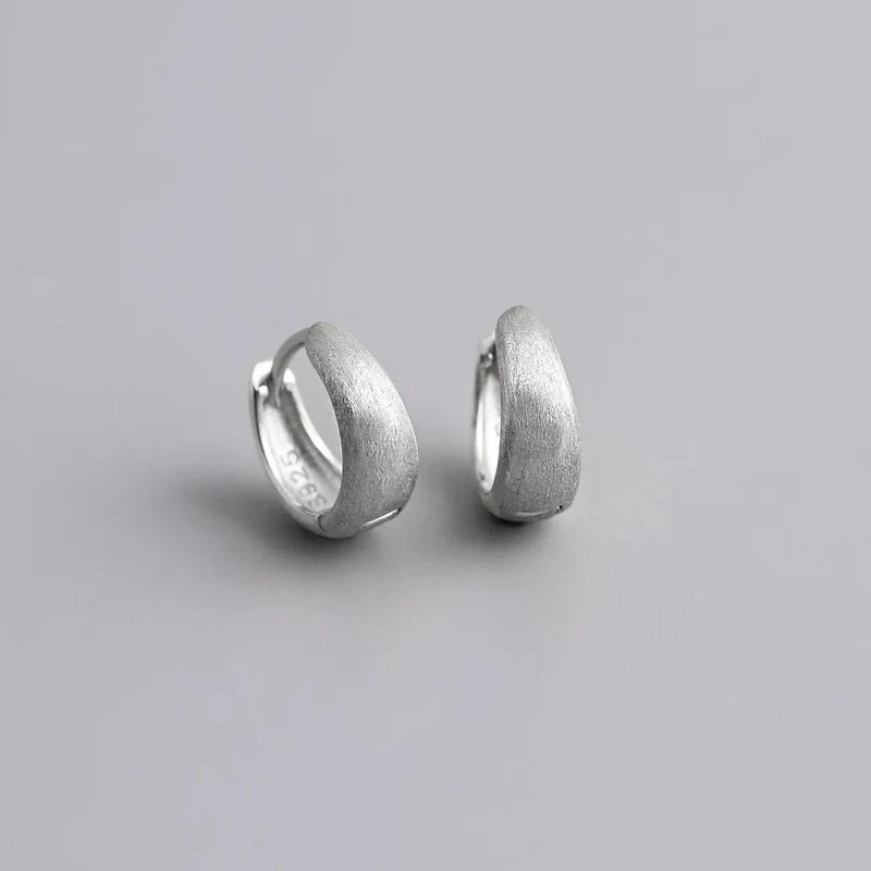 WANTME 925 Sterling Silber Einfache Breite Huggies Gothic Creolen für Frauen Europäische Unisex Piercing Rock Schmuck Ohr Schnallen