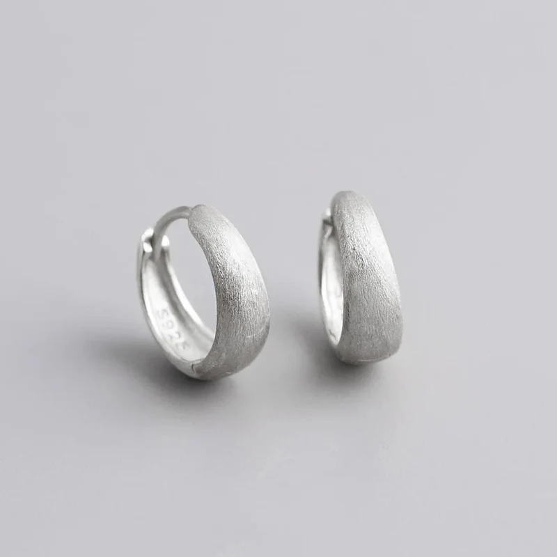 WANTME 925 Sterling Silber Einfache Breite Huggies Gothic Creolen für Frauen Europäische Unisex Piercing Rock Schmuck Ohr Schnallen