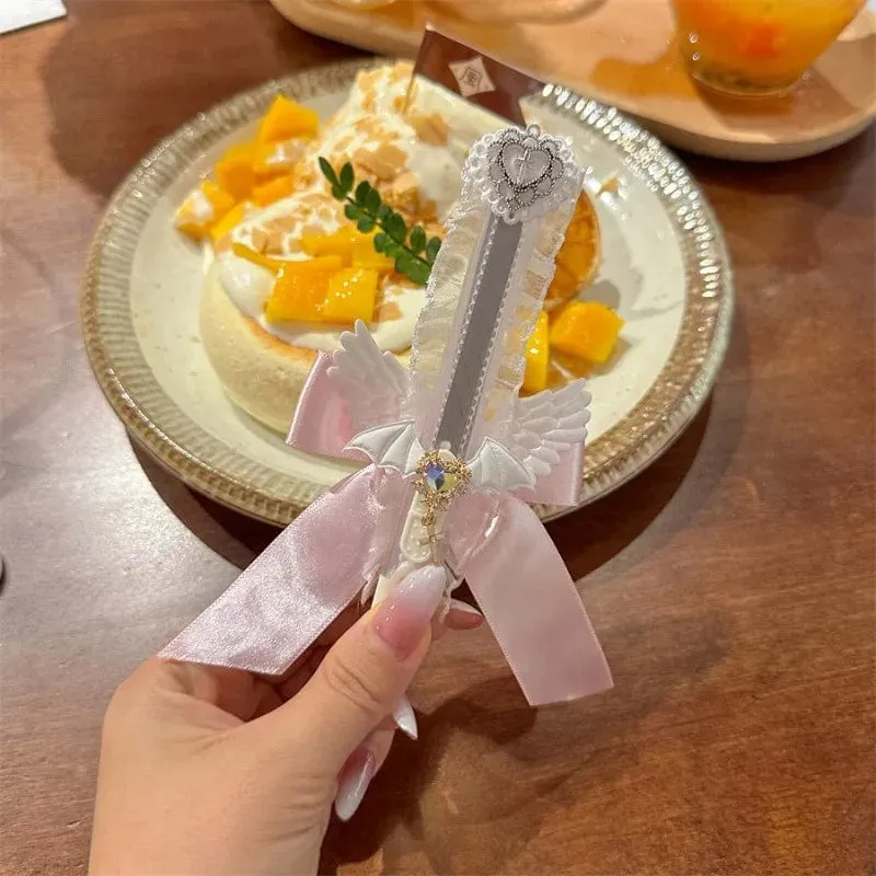 1 Stück Kreatives Spitzen-Briefpapier-Universalmesser Schicke süße Schleife Band Flügel Brieföffner Süße Kawaii Kartonschneider Studentenbedarf
