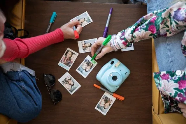 Original Fujifilm Instax Mini 12 Sofortbildkamera, Pink/Blau/Grau/Weiß/Lila, mit Instax Mini Film-Fotopapier