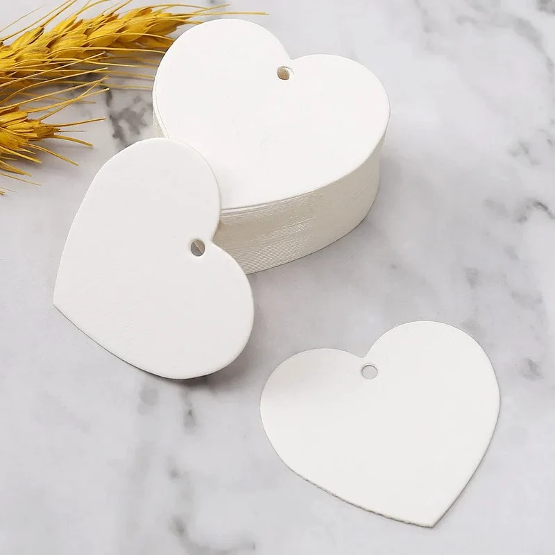 50 Stück 5 cm Herzform Papieranhänger Rot Liebe Etiketten Kleidungsstück Schuhe Kleidung Verpackung Etiketten Hängeetiketten DIY Handwerk Geschenktaschen Zubehör