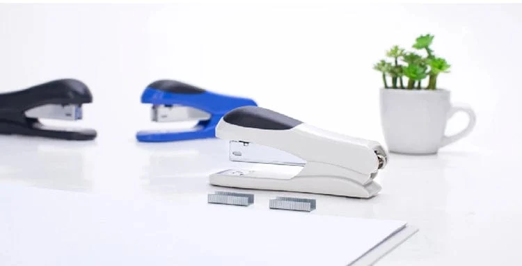 Mittlerer Hefter 1-Zoll-Nagelheber Hefter Heftklammernadel Desktop-Bürobedarf Dreifarbig