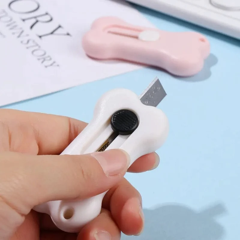 1 Stück Mini-Universalmesser, niedlicher einziehbarer Brieföffner, Kartonschneider, tragbarer Kartonöffner, Papierschneidewerkzeug, zufällige Farbe