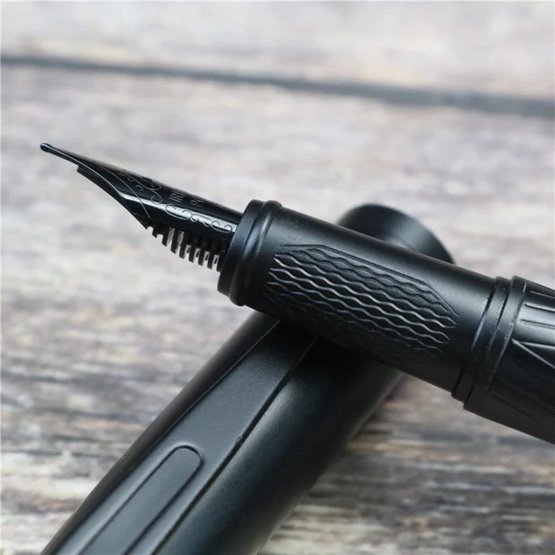 Schwarzer Samurai Hochwertiger Füllfederhalter Black Forest Ausgezeichnete Titanfeder Büro- und Schulbedarf Schreibstifte mit glatter Tinte
