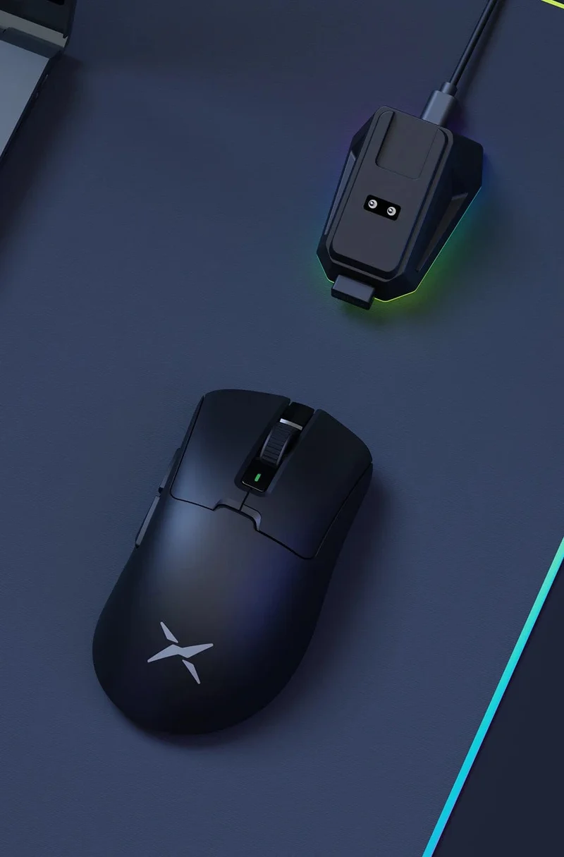 Delux M900PRO Kabellose Gaming-Maus, ergonomisch, 8K-Abfragerate, PAW3395, 63 g, magnetische RGB-Ladestation für PC-Gamer mit rechter großer Hand