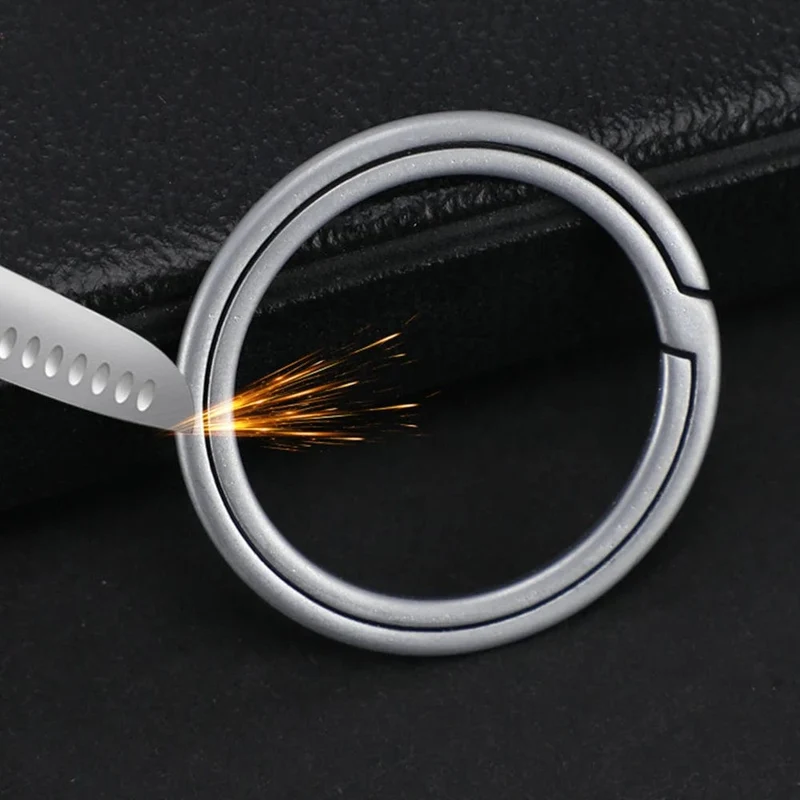 1 Stück Neuer Titan-Schlüsselring Superleichte Schlüsselanhänger Schnalle Anhänger Mann Auto Schlüsselanhänger Männliche Kreativität Geschenk Outdoor-Tool