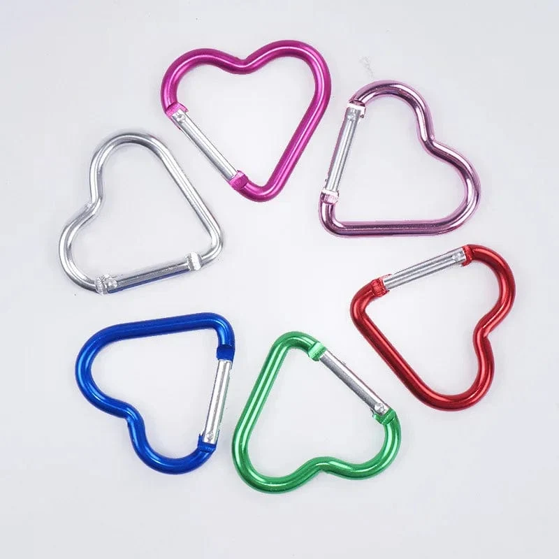 1 Stück herzförmiger Aluminium-Karabiner Schlüsselanhänger Clip Outdoor Schlüsselanhänger Haken Wasserflasche Hängeschnalle Reiseset Zubehör