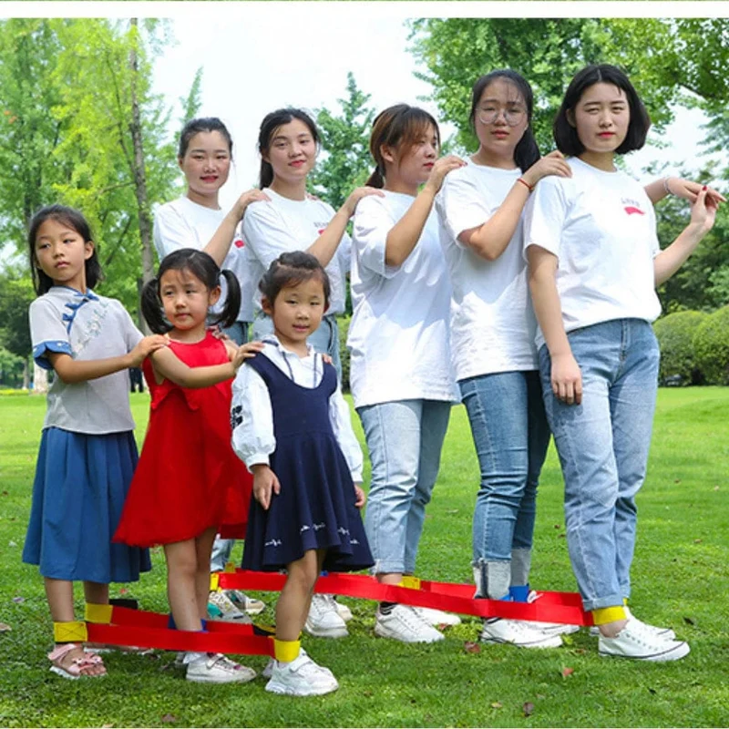 Kindergruppe, Spiele im Freien, Sportspielzeug, Riesenschritte, Gruppenaufbau, Spaßtraining, Teamwettbewerb für Erwachsene, interaktive Ausrüstung