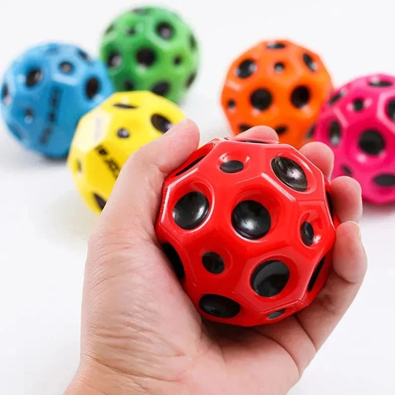 Hochelastischer Lochball, weicher Hüpfball, Anti-Fall-Mondform, poröser Hüpfball, Kinder-Outdoor-Sportspielzeug, ergonomischer Quetschball