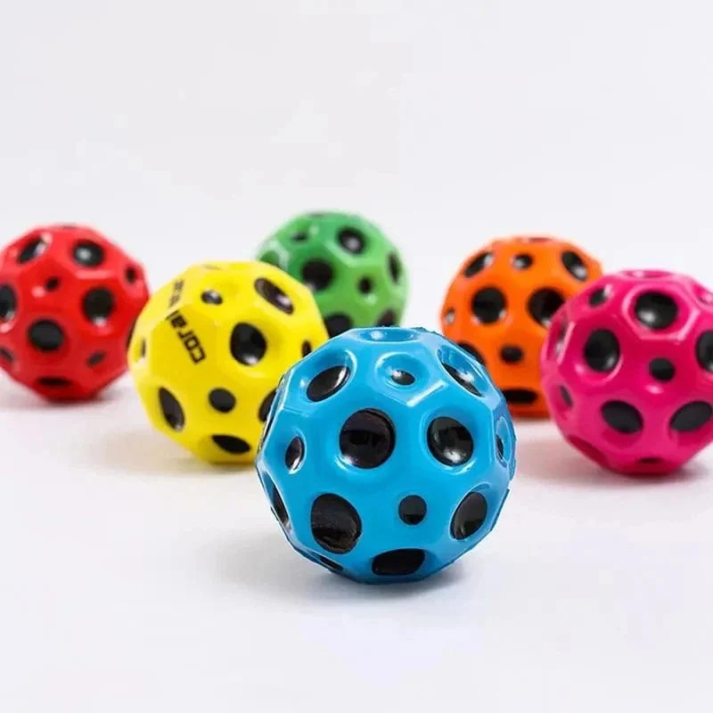 Hochelastischer Lochball, weicher Hüpfball, Anti-Fall-Mondform, poröser Hüpfball, Kinder-Outdoor-Sportspielzeug, ergonomischer Quetschball