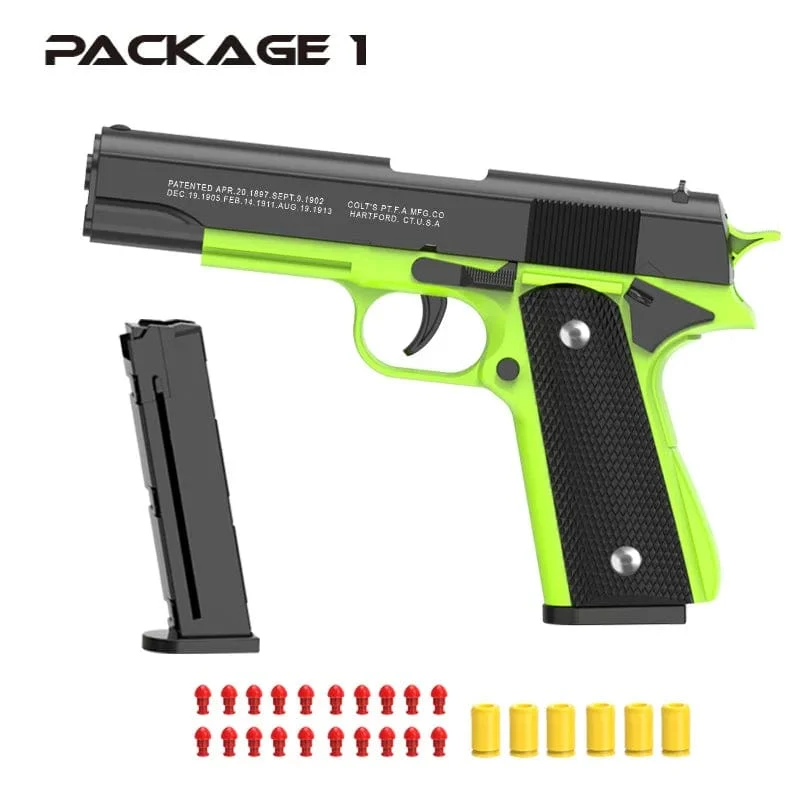 Neue schwarze Spielzeugpistole. Luftpistole mit automatischem Patronenauswurf und weichen Kugeln, Maschine zum Aufhängen von leeren Patronen, automatisches Laden