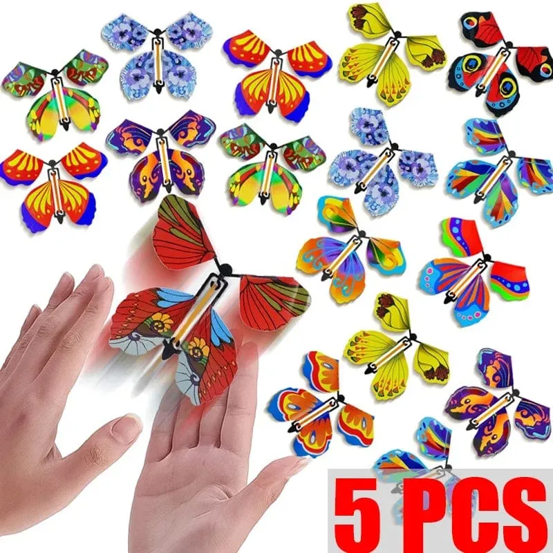 5 Stücke Magisches fliegendes Schmetterlings-Aufziehspielzeug im Himmel Lustige Gummiband-betriebene Karten Kindertricks Requisiten Party Tolles Überraschungsgeschenk