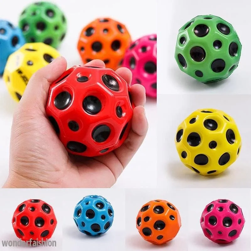 Hochelastischer Lochball, weicher Hüpfball, Fallschutz, mondförmiger poröser Hüpfball, Kinderspielzeug für drinnen und draußen, ergonomisches Design
