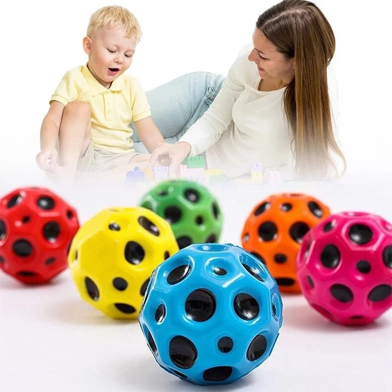 Hochelastischer Lochball, weicher Hüpfball, Fallschutz, mondförmiger poröser Hüpfball, Kinderspielzeug für drinnen und draußen, ergonomisches Design