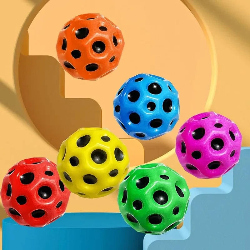 Hochelastischer Lochball, weicher Hüpfball, Fallschutz, mondförmiger poröser Hüpfball, Kinderspielzeug für drinnen und draußen, ergonomisches Design