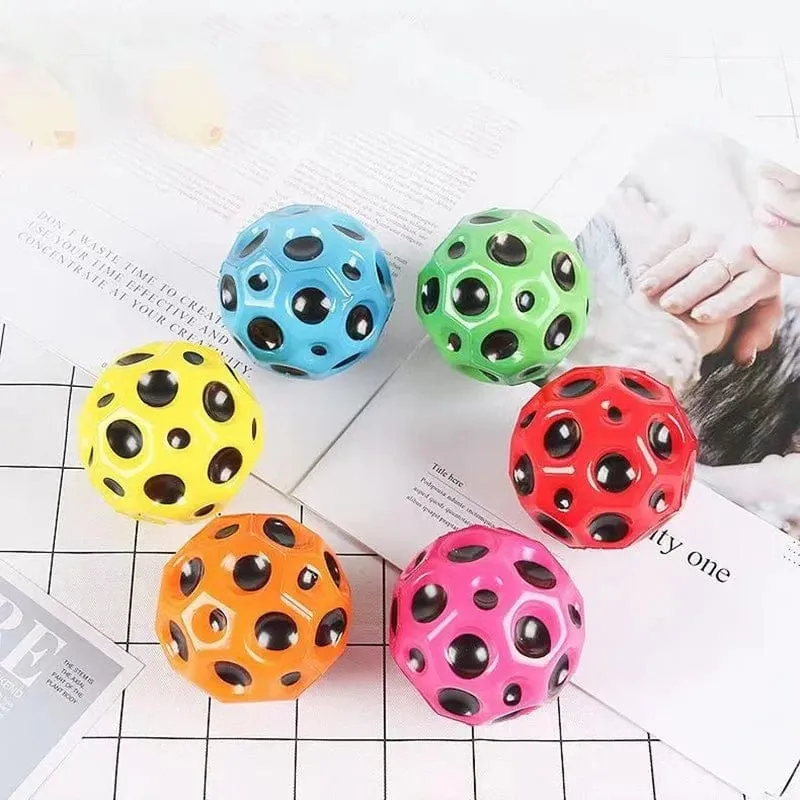 Hochelastischer Lochball, weicher Hüpfball, Fallschutz, mondförmiger poröser Hüpfball, Kinderspielzeug für drinnen und draußen, ergonomisches Design