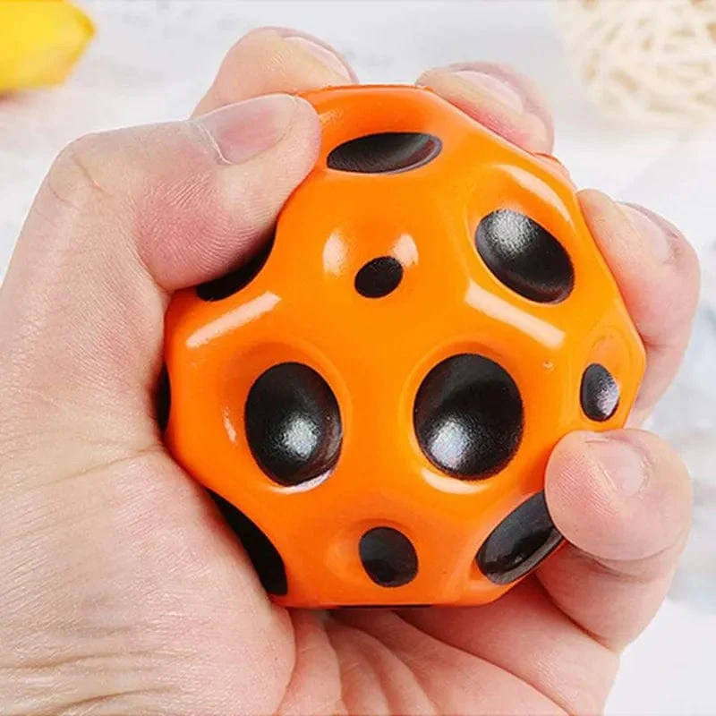Hochelastischer Lochball, weicher Hüpfball, Fallschutz, mondförmiger poröser Hüpfball, Kinderspielzeug für drinnen und draußen, ergonomisches Design