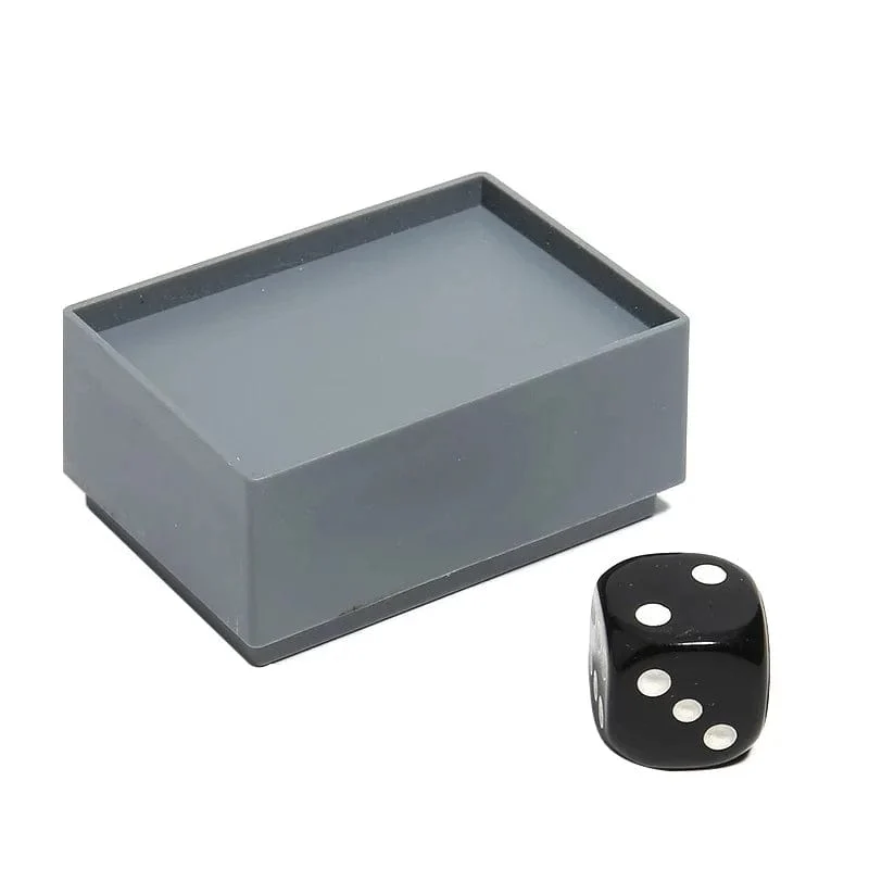 Zauberwürfel-Trick, 7 schwarze Würfel und Box, erstaunliche Wunder-Zahlenänderung, Vorhersage-Effekt, Nahaufnahme, magische Bühne, magisches Zauberer-Gimmick