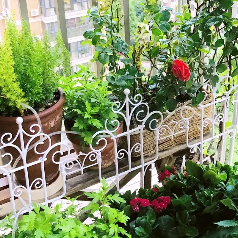 6-teiliger Gartenzaun Verschönern Sie Ihren Außenbereich mit einem europäischen Kunststoffzaun und einem Kunstbalkon-Gartenzaun aus Eisenimitat, einem dekorativen Gartenzaun und einer Barrierekante in Schwarz/Weiß