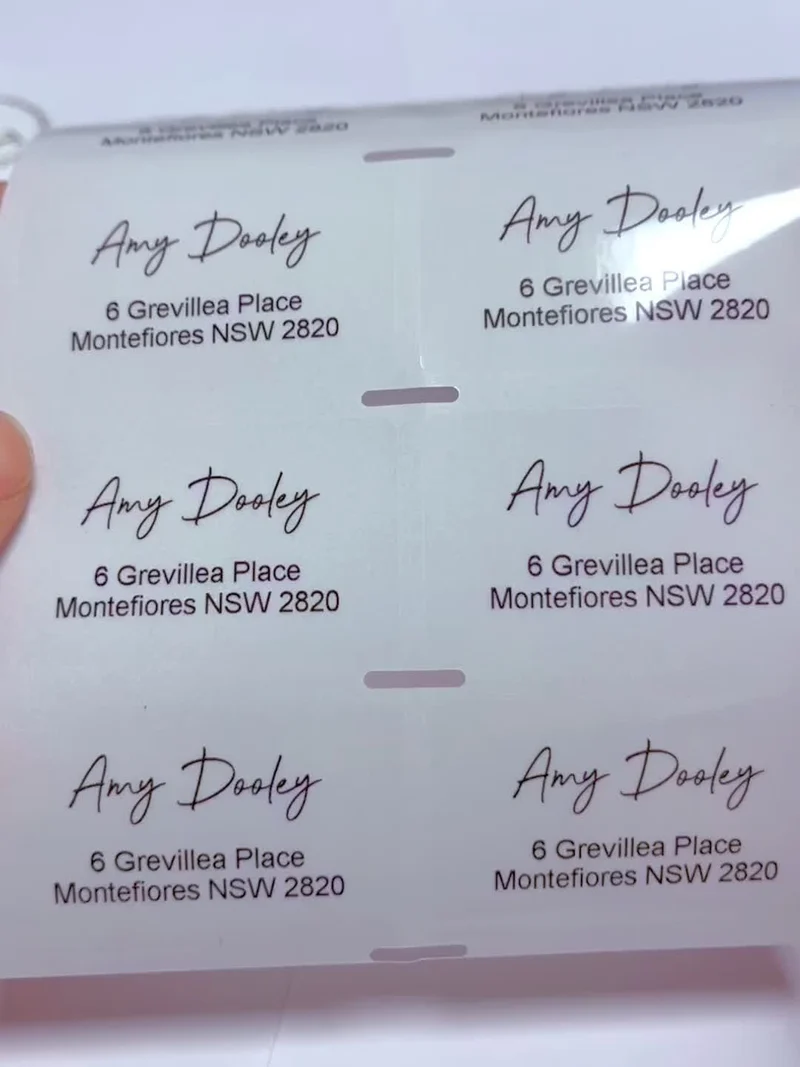 Set individuell gestalteter, transparenter und wasserfester Adressetiketten für anspruchsvolle Korrespondenz und Event-Mailings. Diese personalisierten Aufkleber bieten eine starke Haftung und Widerstandsfähigkeit gegenüber Witterungseinflüssen