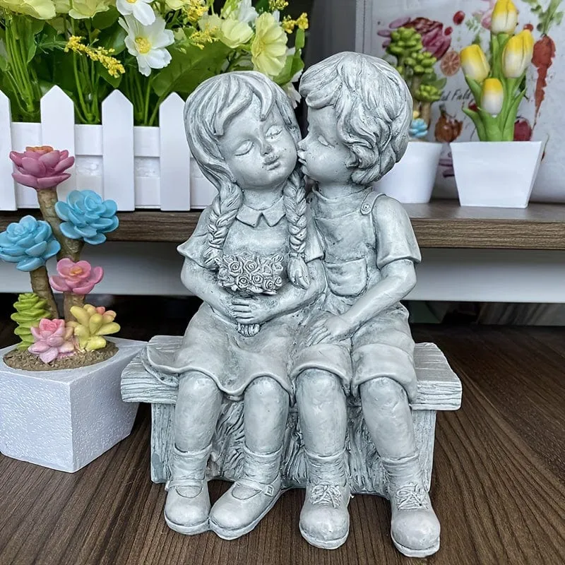 1 Stück Junge küssendes Mädchen Statue sitzt auf Bank Figur küssendes Paar Gartenskulptur Frau Geschenke für den Außenbereich Rasen Hof Kunstsammlung, Gartenskulptur & Statue