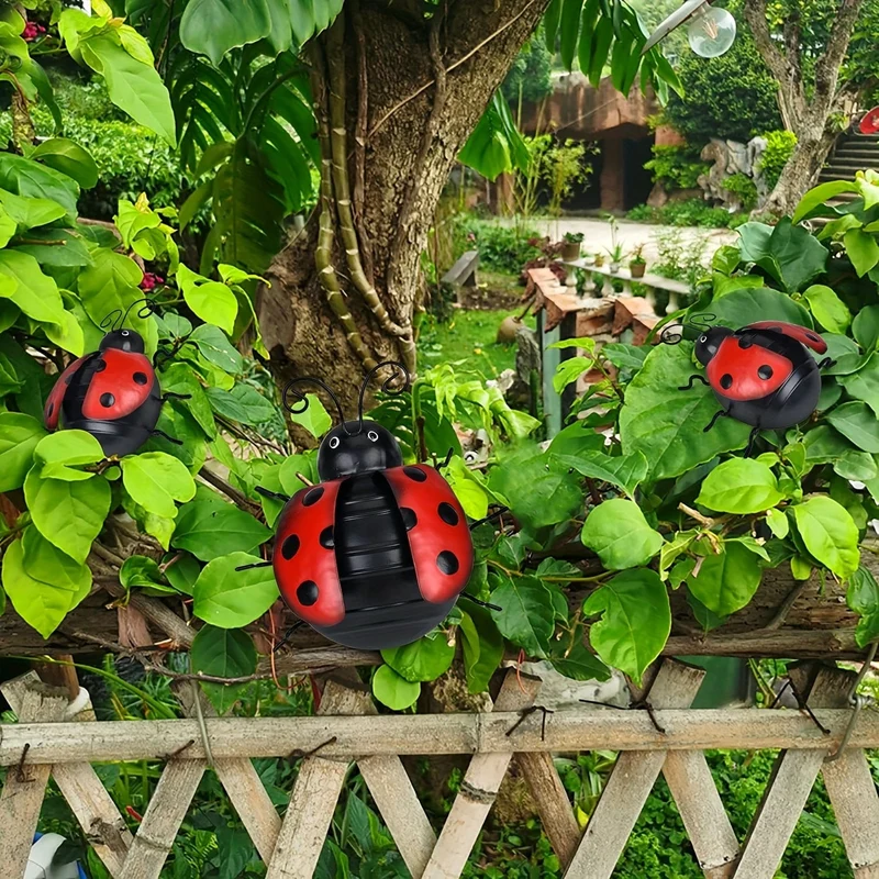 3 Stück/Set niedliche Marienkäfer-Skulptur aus Metall, Wandkunst-Dekor, Innen- und Außenbereich, dekorativ, rote Marienkäfer zum Aufhängen für Garten, Hinterhof, Veranda, Zuhause, Terrasse, Rasen, Zaun, Dekorationen, kreative Urlaubsdekorationen