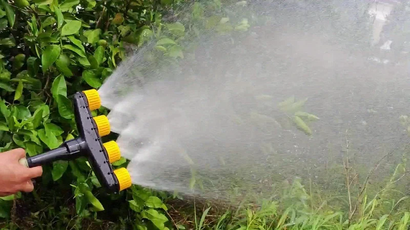 1 Stück Gartenschlauch-Düsensprüher, Druckdüse mit einstellbaren Bewässerungsmustern, Schlauchaufsatz-Sprayer, Schlauchkopfdüsen-Sprühpistole zum Bewässern von Pflanzen, Duschen von Haustieren, Waschen von Autos, Reinigen