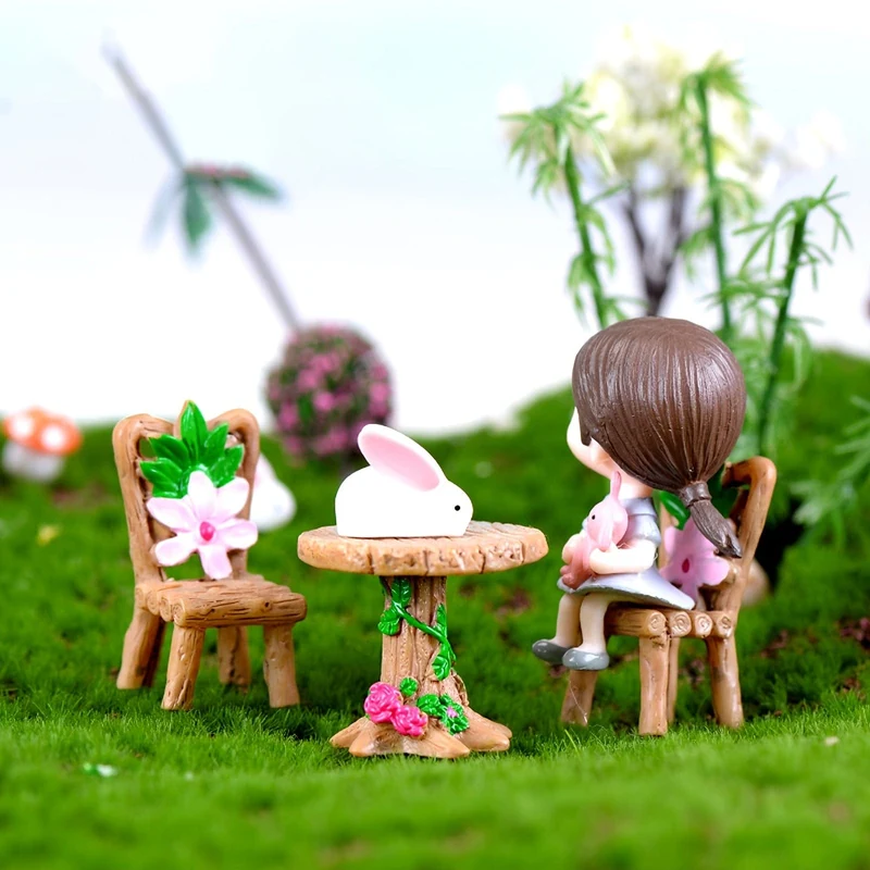 Erstellen Sie einen magischen Feengarten mit 1 Satz Tischen und Stühlen aus Kunstharz, einer Mikrolandschaft aus Moos, Sukkulenten-Ornamenten und Mini-Gartendekorationszubehör!