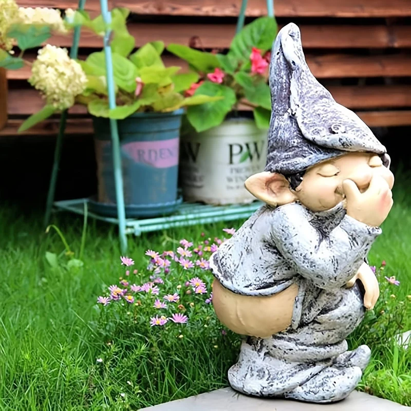 Verleihen Sie Ihrem Garten einen Hauch von Laune mit dieser entzückenden frechen Knome-Statue!