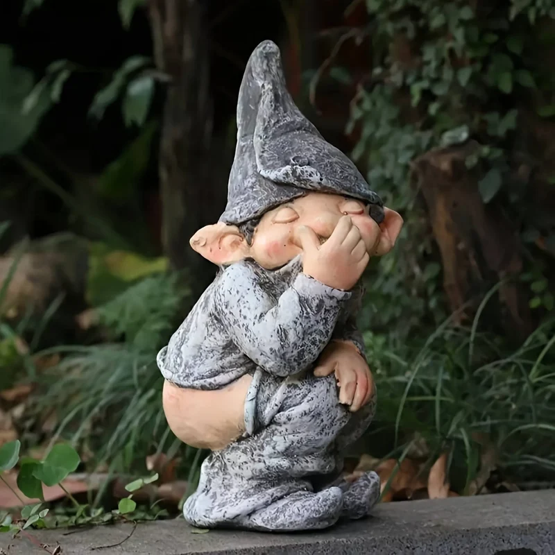 Verleihen Sie Ihrem Garten einen Hauch von Laune mit dieser entzückenden frechen Knome-Statue!