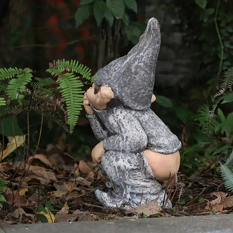 Verleihen Sie Ihrem Garten einen Hauch von Laune mit dieser entzückenden frechen Knome-Statue!