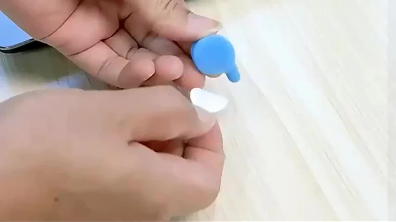 10 Stück handgeformte Gummihaken – die perfekte Gadget-Dekoration für die Organisation von Kabeln und Netzkabeln. (Zufällige Farbe)